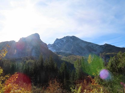 Markante Felsberge über bunten Herbstwald