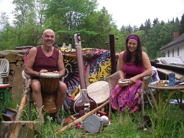 Zwei Musiker mit vielen exotischen Instrumenten