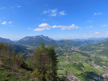 Ausblick von einem Berg auf mehrere Siedlungen und einen anderen Berg gegenüber