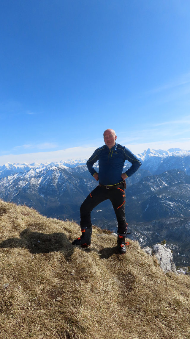 Bergsteiger auf Gipfel mit Panorama 