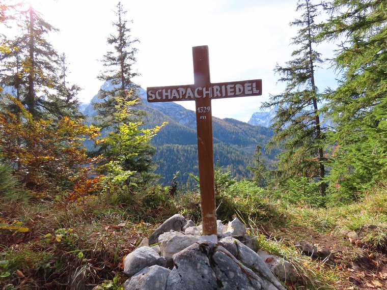 Kleines Holzkreuz auf Steinhaufen mit der Inschrift des Bergnamens Schappachriedel