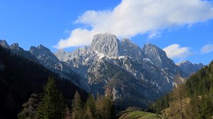 Imposante Bergkulisse mit Felsbergen