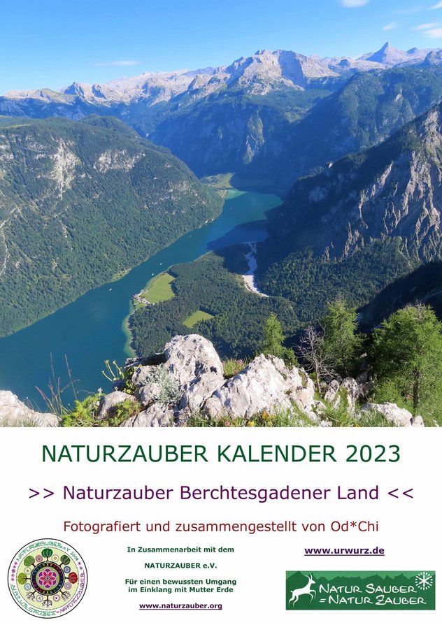 Deckblatt eines Bergbilderkalenders mit Tiefblick auf einen fjordartigen Bergsee