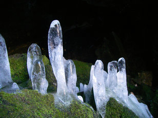 Eisstalagmiten in einer Höhle