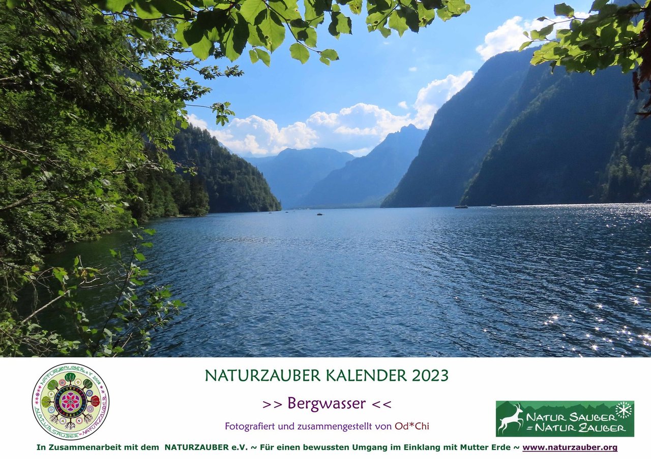 Kalendertitelbild Bergwasser mit einem fjordartigen See und mehreren Booten darauf