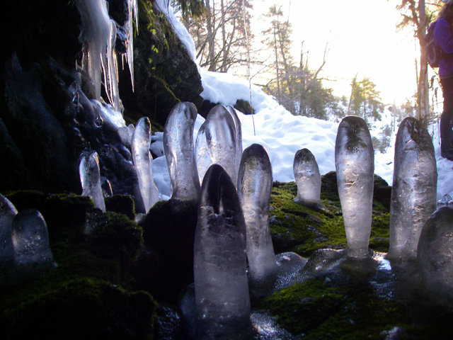 Eisstalagmiten in Quellhöhle