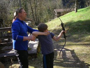 Lehrer und Schüler beim Bogenschießen