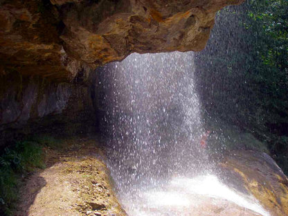 Wasserfall im Sonnenlicht