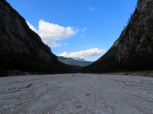 U-förmiges Tal mit Geröllfeld und blauen Himmel 