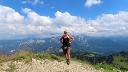 Wanderer auf einem Berggipfel