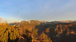 Von der Abendsonne angestrahltes Gebirge