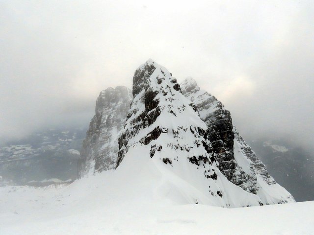 Schroffe, winterliche Felsgipfel mit Nebelschwaden