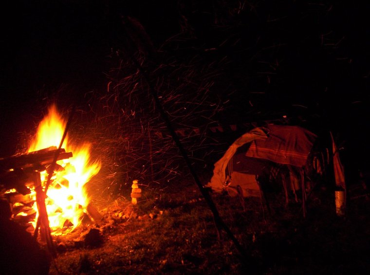 Schwitzhütte mit großem Feuer