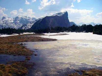 Schneeschmelze auf dem Berg