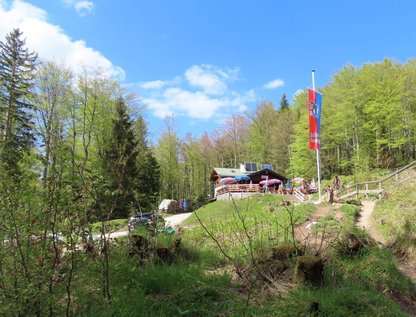 Kleine Berghütte mit Bewirtung auf Bergwaldlichtung