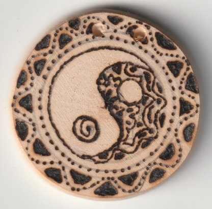 Sonnengebrannte Holzscheibe mit Yin & Yang Symbol mit Ornamenten