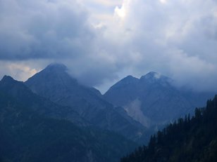 Berge mit Wolken 