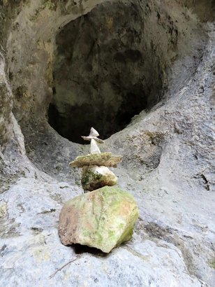 Steinmanndl am Eingang einer Höhle