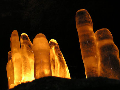 Eis Stalagmiten in goldenen Licht