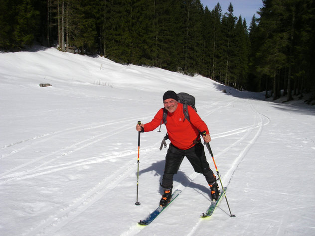 Schitourengeher versucht spaßeshalber zwei deutlich auseinanderführenden Skispuren zu folgen 