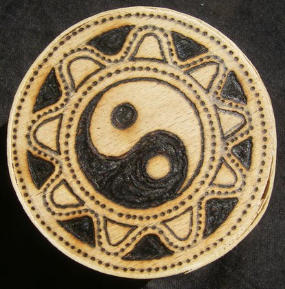 Yin und Yang auf runder Spanschachtel