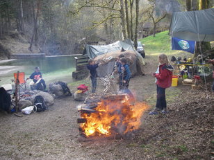 Ein großes Feuer brennt vor der Schwitzhütte