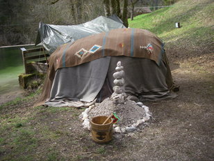 Schwitzhütte mit Steinmann auf Altar