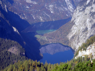 Tiefblick auf zwei leuchtend blaue Bergseen