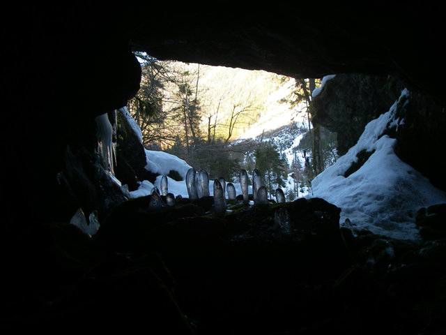 Eisstalagmiten in Quellhöhle