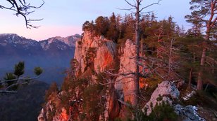 Rot leuchtende Felswände im Abendlicht 