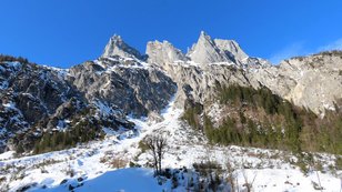 Wilde Felszacken ragen über schneebedecktem Kar auf