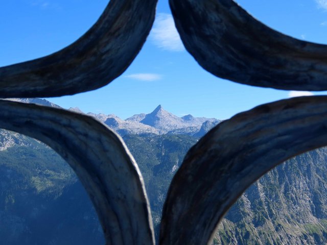 Durchblick durch das eiserne Gipfelkreuz