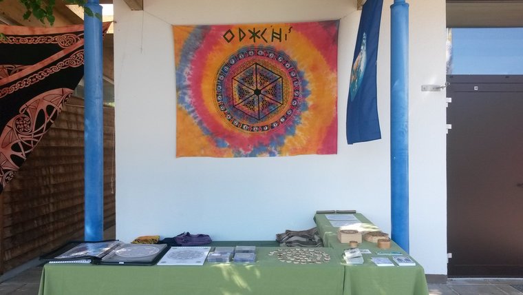 Stand mit vielen bunten Mandala~Artikeln