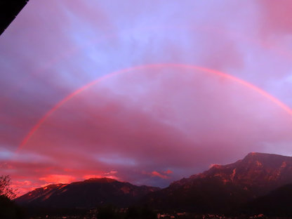 Regenbogen mit Abendhimmel und leuchtenden Untersberg