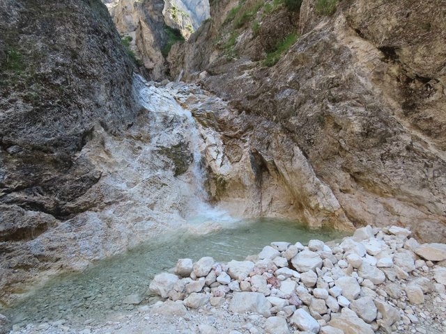 Staudamm unter einem Wasserfall bietet Bademöglichkeit