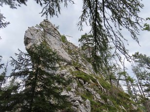 Felsgipfel mit Gipfelkreuz