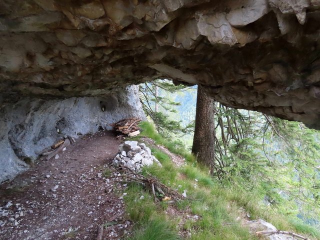 Feuerstelle in einer Höhle mit gesammelten Holz