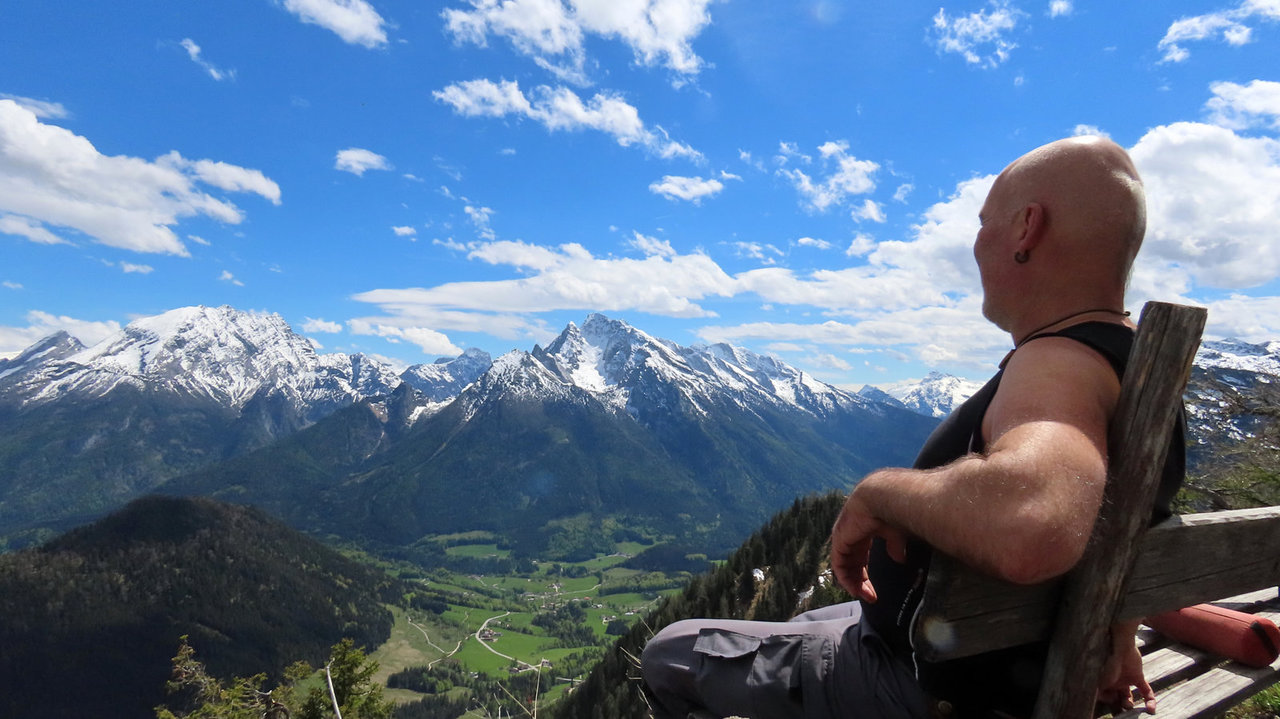 Bergwanderer und Bergpanorama