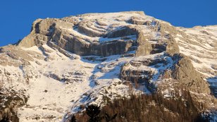 Winterlicher Berggipfel im Abendlicht