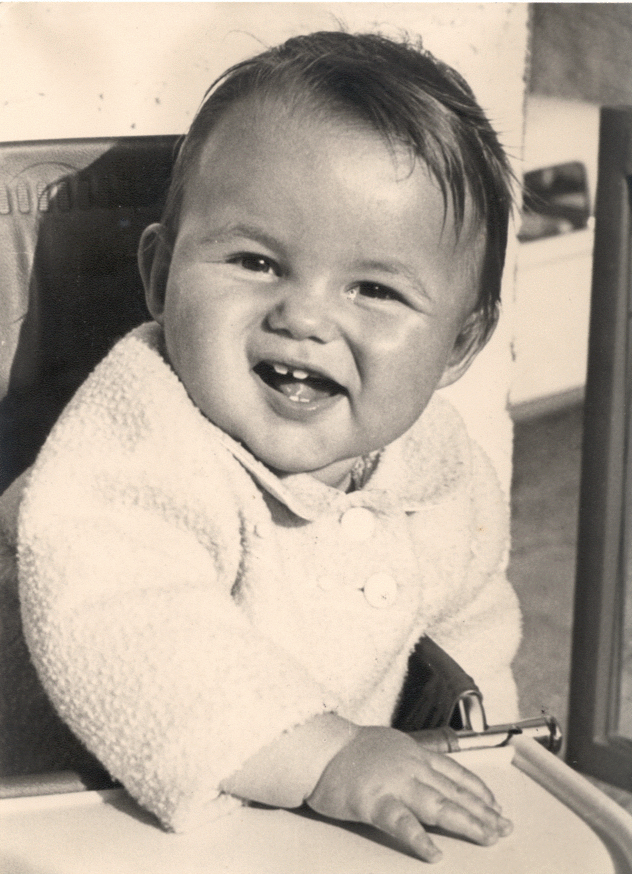 Lachender kleiner Bub auf Schwarzweiß Foto