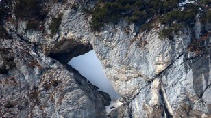 Durchblick durch ein Felsenfenster