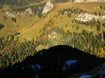 Bergschatten auf herbstliche Alm 