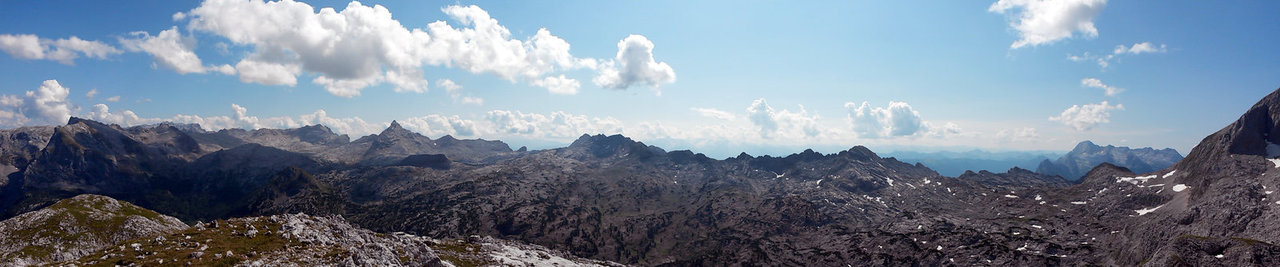 Blick über ein karges, karstiges Hochplateau