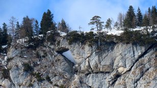 Felsenfenster über bewachsenen Felsgebirge