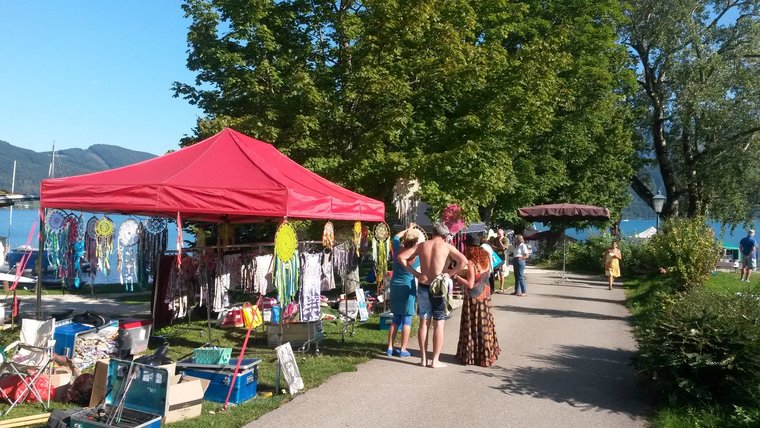 Diverse Stände unter Sonnenschirmen