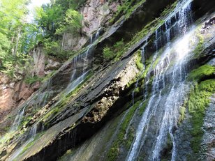 Kaskadenwasserfall in Klamm 