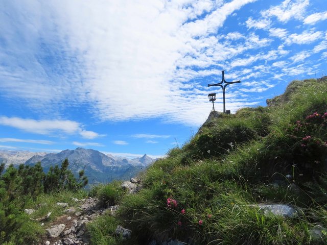 Gipfelkreuz unter Schäfchenwolkenhimmel 