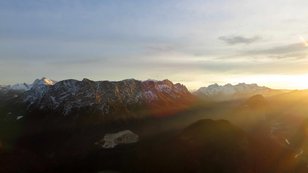 Goldene Abendsonnenstrahlen im Gebirge