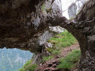 Lichte Höhle mit vielen Ein- und Ausgängen 