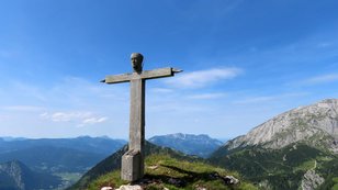 Besonderes Gipfelkreuz aus Holz mit Kopf, Händen und Füßen an den Enden